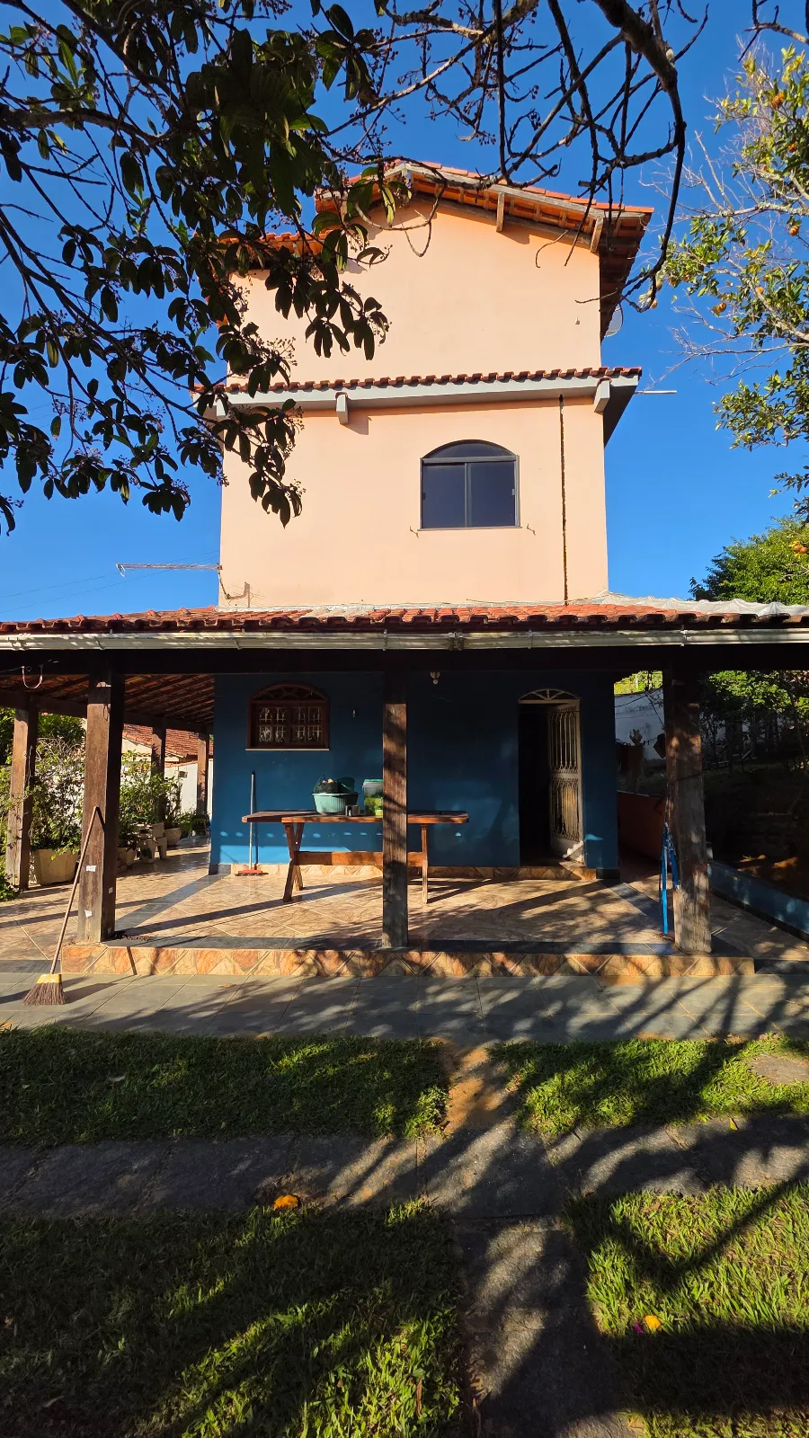 Casa à venda em Bacaxá, localizada próxima ao Hospital Helagos e à Rodovia Amaral Peixoto, com fácil acesso ao centro 590 mil