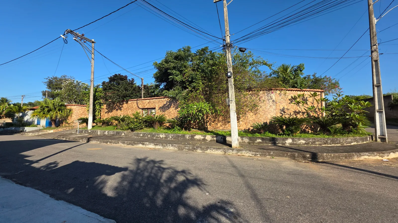 Casa à venda em Bacaxá, localizada próxima ao Hospital Helagos e à Rodovia Amaral Peixoto, com fácil acesso ao centro 590 mil