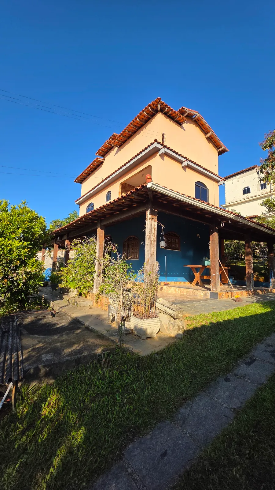 Casa à venda em Bacaxá, localizada próxima ao Hospital Helagos e à Rodovia Amaral Peixoto, com fácil acesso ao centro 590 mil